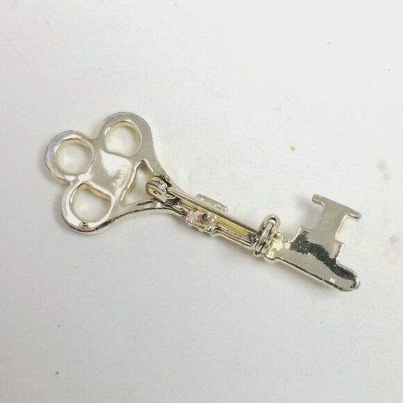 Vintage Silver Tone Skeleton Key Shape Brooch, Antique Style Lapel Pin, Estate - Picture 4 of 5